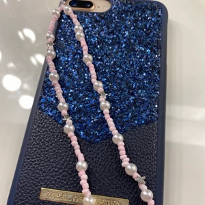 Mobil smycke  - Dessa kostar 40kr styck oavsett design. Välj helt fritt färg och design💕 Vid köp av två eller fler frifrakt💕 Tveka inte att höra av dig om frågor eller bilder på pärlor. (säljer även armband och halsband kika in min profil)