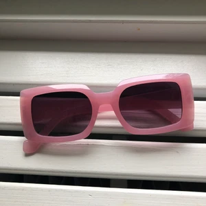 Solglasögon  - Rosa as coola solglasögon!!! Aldrig använda då jag redan har alldeles för många andra solglasögon🥰 45 kr inklusive frakt
