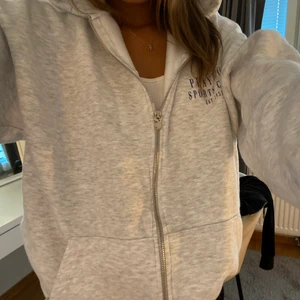 Playboy hoodie  - Knappt använd, jätte mysig i storlek 34 men väldigt oversize så passar allt emellan XS-L beroende på hur man vill att den ska sitta!