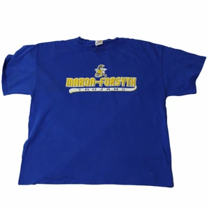 Mario-forsyth - Vintage T-shirt  - En riktigt fet tröja som är köpt på en väldigt känd thriftstore i Los Angeles. Är starkt blå med ett gult tryck som har några vita detaljer. Perfekt att ha som oversized då den är lite baggy fit.