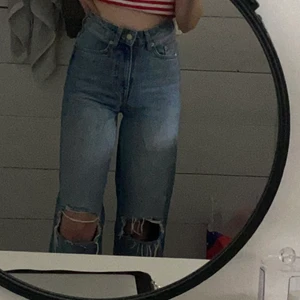 Jeans med hål - Länge varit mina absoluta favorit jeans men dem har tyvärr börjat bli för små på mig. Perfekt passform och längd (jag är 1,65cm), hål på knäna. Är XXS men passar även xs/s