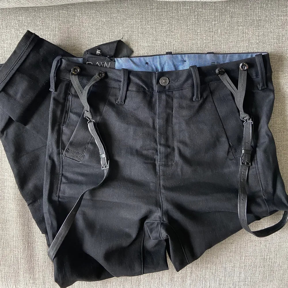 Svarta jeans från G-STAR RAW med avtagbara hängslen.🖤 Widht:25 Lenght:32. Frakt tillkommer enligt nedan.. Jeans & Byxor.