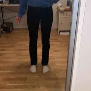 Lewis jeans - Fina straight leg jeans från Lewis. Det passar en liten S och en med xs. Jeansen är lågmidjade 