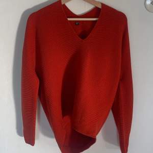 Säljer en jättefin roströd stickad tröja som är köpt på Uniqlo. Den är i ett fint stickat material med textur och som inte alls är sticksigt. Den är inte mycket använd så den är i mycket bra skick. Den sitter som på sista bilden, men är i en annan färg. Strl M