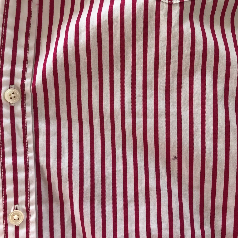 En rosa/vit randig Ralph Lauren skjorta. I fint skick förutom en liten fläck som kan ses på tredje bilden:). Skjortor.