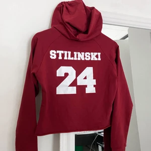 Teen wolf hoodie - Tunn lite kortare hoodie. Skitsnygg men är inte ett jättefan av teen wolf längre så tänker att den kan komma till bättre användning hos någon annan. Jättefint skick, sparsamt använd 💓