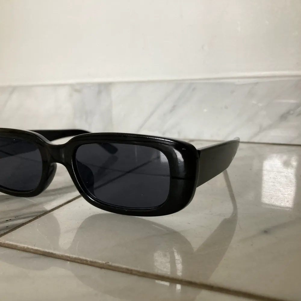 Så coola rektangulära solglasögon till salu!!! Från Monki, köpta för 200kr och helt oanvända! Skickas i ett monki-fodral. Läs mer info i profilen🌵. Accessoarer.