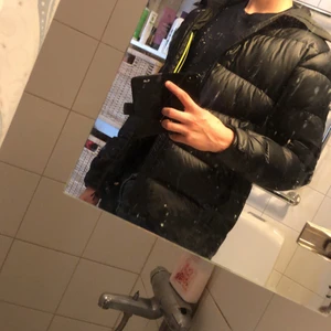 Helly Hansen VANIR ICEFALL DOWN JACKET M - Köpt förra vintern använd ett par enstaka gånger, inga hål eller fel