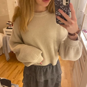 Stickad tröja - Stickad tröja från H&M, sparsamt använd.