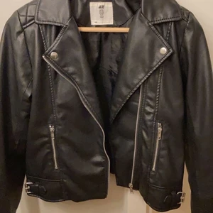 Skinjacka - Jätte fin skinjacka från hm som inte kommer till användning, den är i nytt skick 