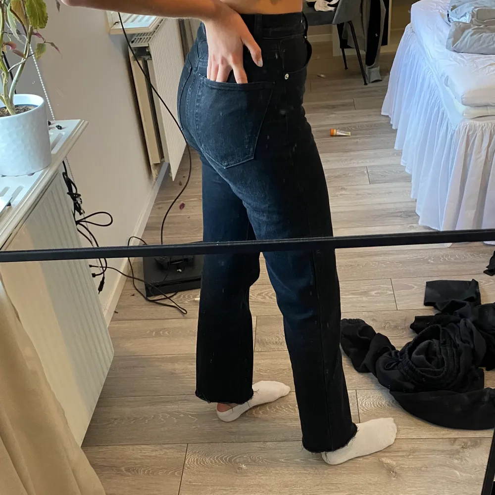 Ett par svarta jeans från Asos endas använda ett få tal gånger, pga att dom har blivit för korta. Det står storlek 25W 36L i byxorna men jag har vanligtvis 25W 32L och de är lite för korta för mig. Vid flera intresserade, budgivning i kommentarerna. . Jeans & Byxor.