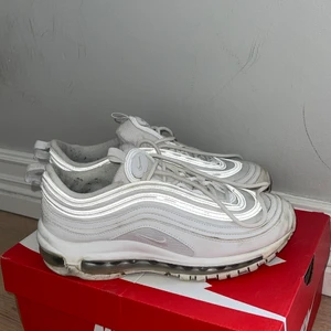 Nike Air Max 97 - Skick 6,5/10 dessa blir nog oxå mycket finare i tvätten men har inte haft någon ork till det. Frakt ingår i priset och storlek 38,5