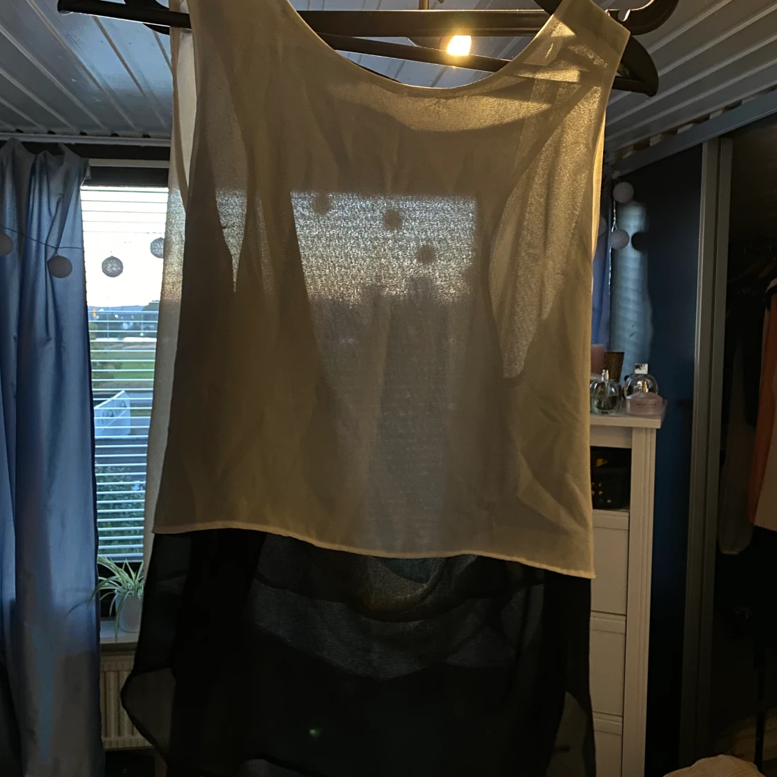 En vit/svart bluslinne  - 90