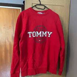 Knappt använd Tommy tröja. Fint skick