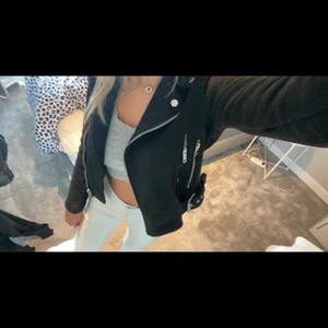 Zara jacka  - Säljer min fina fina jacka från zara, perfekt till höst! Super bra skock knappt använd!🥰storlex xs men skulle säga att den sitter som S också! 