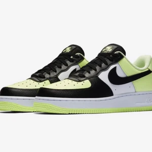 Nike air force one  - Intressekoll på mina unika nike airforce one som jag funderar på att sälja. De är i bra skick kan skicka bättre bilder om det önskas! Skit snygga men kommer tyvärr inte till användning💕💕
