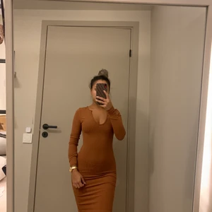 Klänning  - Klänning i stretchig material, aldrig använd. 