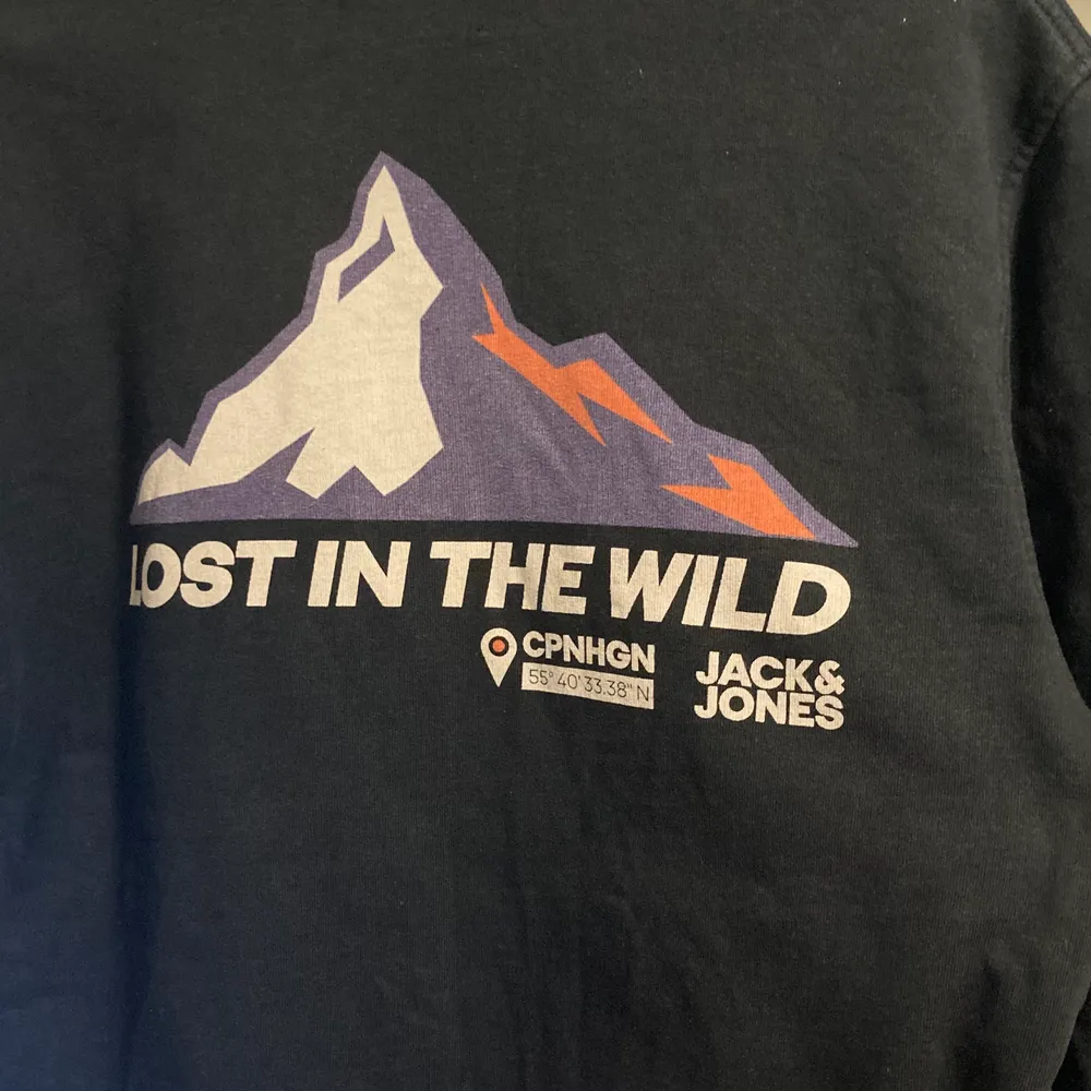 Svart sweatshirt från Jack&Jones med stort tryck på ryggen. Storlek: M. Som ny. Köparen står för frakt. 50kr + 79kr. Tröjor & Koftor.