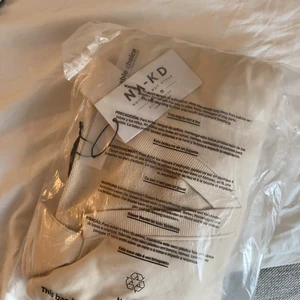 Beige tröja - Oanvänd med lappar kvar, storlek S men passar större också beroende på hur man vill den ska sitta 