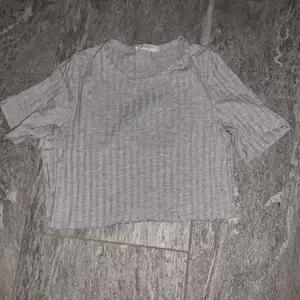 Enkel grå men ändå fin tshirt med ett randigt tyg💞☺️Bra skick, nästan aldrig använd!🖤