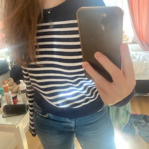 Randig tröja - Säljer denna randiga zara tröjan som är helt slutsåld. Skit snygg passar bra till allt!!! Storlek M!