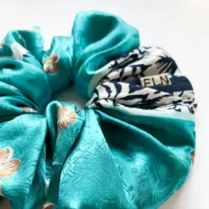 Turkos, blommig sdenscrunchie sydd av en vintagesjal. Mjuk och skonsam för håret men håller stadigt upp en messy bun!