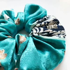 Scrunchie gjord av en vintage sidenscarf - Turkos, blommig sdenscrunchie sydd av en vintagesjal. Mjuk och skonsam för håret men håller stadigt upp en messy bun!