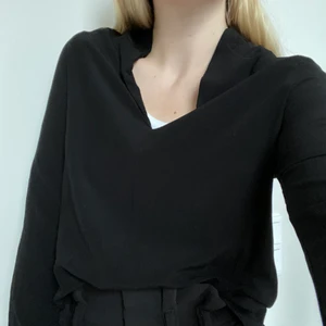 Svart blus  - Svart blus som funkar till kontorsjobbet eller till en härlig utekväll, relativ tunt och fint tyg med insydda detaljer, sparsamt använd.