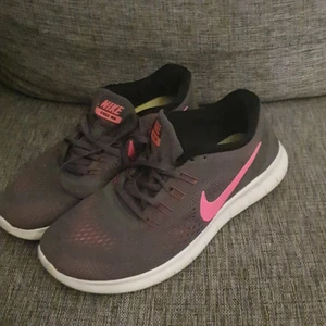 Nike freerun - Nike freerun i fint skick då jag inte gillar sulan.