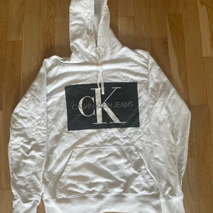 Calvin Klein hoodie logo  - Vit hoodie passar S/M, condition 8/10 pga det finns en lite svart fläck på armen, köpt på Zalando för 1100 kr 