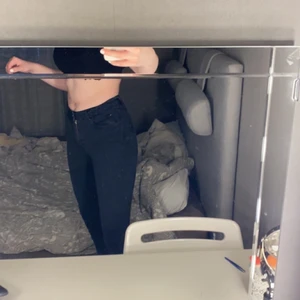 Högmidjade Jeans från Gina Tricot - Högmidjade jeans från Gina ( utsvängda ) sitter ganska tight storlek S