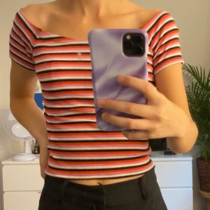 Tröja - Fin randig tröja i storlek XS. Funkar att ha både på axlarna och offshoulder. Frakten är inräknat i priset. 
