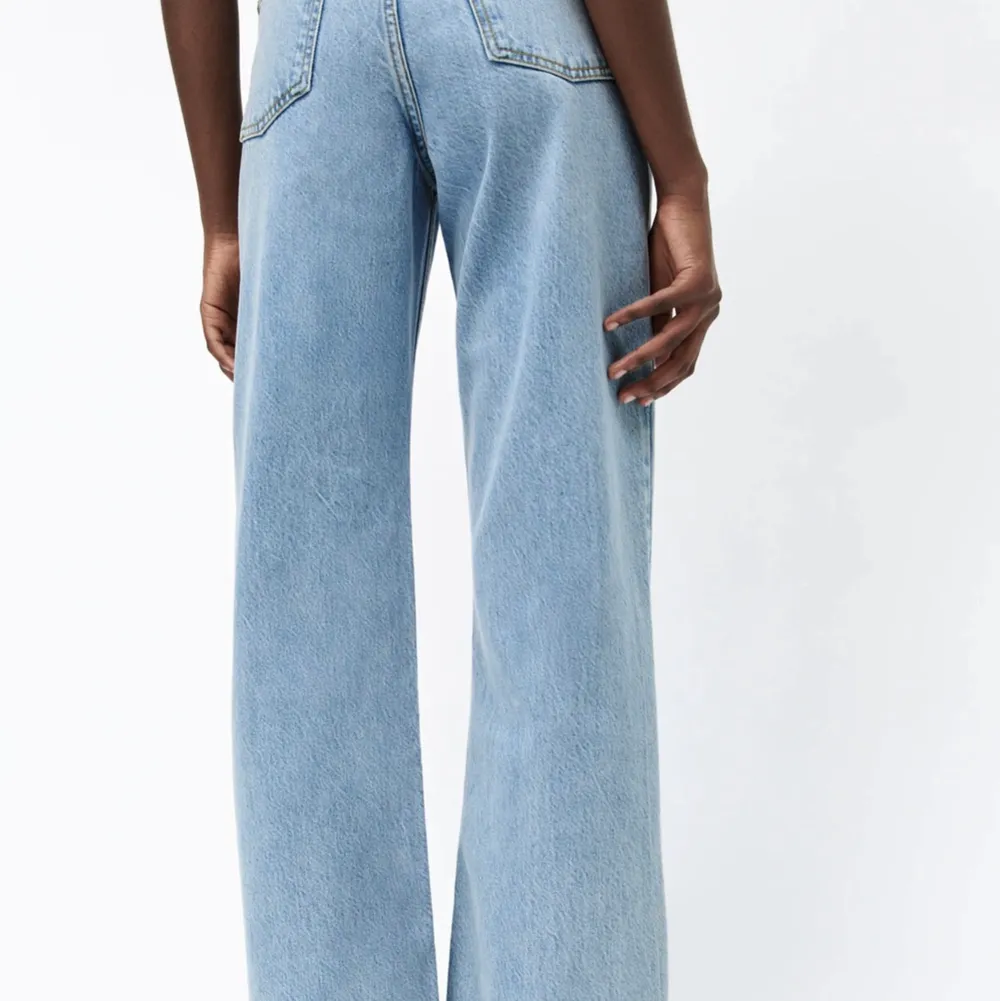 Säljer mina the 90’s full length jeans från zara för att jag har typ 5 par💕 använt 2 ggr ny skick, nypris:399kr . Jeans & Byxor.