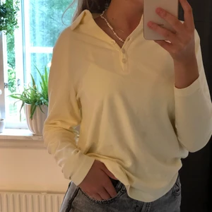 Skjorta - Gul jättefin skjorta i bomullsmaterial! Går att matcha till typ allt💛 