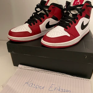 BYTE!! - Jordan air 1 Chicago white heel 2020.                           43Eu/9,5us.   Sprsamt använda ett fåtal gånger men ändå i nyskick. Kvitto finns. Öppen för byten.