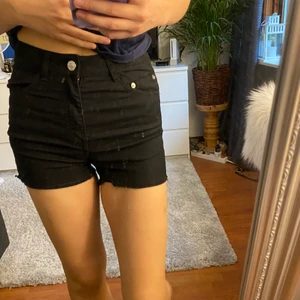 Shorts  - Svarta shorts från bikbok i storlek S. Frakten är inräknat i priset. 