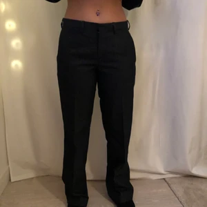 Kostymbyxor - Kostymbyxor från Riley, oanvända.                   Stl: M men hon på bilden har vanligtvis ca 34/S. Kan mötas upp i Stockholm annars står köparen för frakt😊