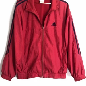 Adidas jacka skorlek: S  - Den är ganska oversized, den är endast använd några gånger. Den har bara några små fläckar i armarna som man inte tänker på alls. Nypris: 800 kr 