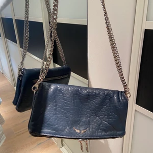 Zadig väska - Intressekoll på min marinblåa zadig väska! Vill helst  byta mot någon annan väska, hör gärna av dig om du är intresserad av att köpa eller av ett byte! Finns både långt och kort band💙 lite rostiga kedjor men inget som syns på långt håll!