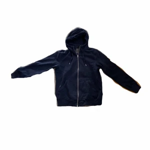 Mörkblå zipup - Mörkblå dragkedjs-hoodie från HM. Dock köpt second hand! Storleken är S, tror i herrmodell då den sitter lite oversized på mig som vanligtvis är en S. Använd en del av mig men i bra skick <3💙 Skriv dm om du har frågor!