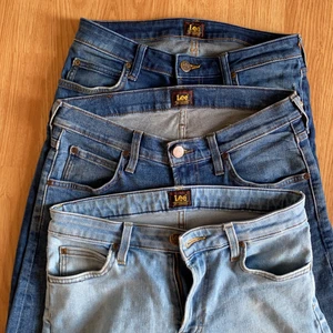 Lee jeans paketpris, 350 kr🛍🛍🛍 - Säljer 3 st Lee jeans i mycket fint skick och inprincip nästan aldrig använda. Alla = 350kr + frakt 😌😌.                                   Ljusblåa storlek: W30 L30 modell: MALONE.                                           Mörkblåa med slitningar, storlek W29 L32. Modell: MALONE                                Mörkblåa storlek: w30 L32 modell: LUKE