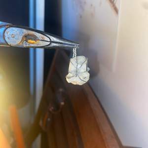 Söt hänge av en quartz kristall, jätte fin o sätta på ett halsband eller armband 🖤 30kr + frakt 