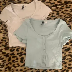1 tröja= 35kr 2 tröjor= 45kr två snygga tröjor från H&M en vit och en blå inte min still längre 