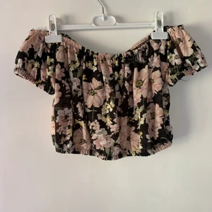 Topp - Från gina tricot, väldigt fint skick