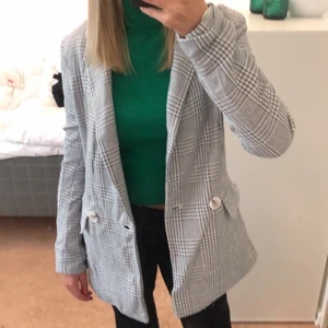 Vit/grå kavaj från h&m - En grå kavaj från h&m i storlek 34