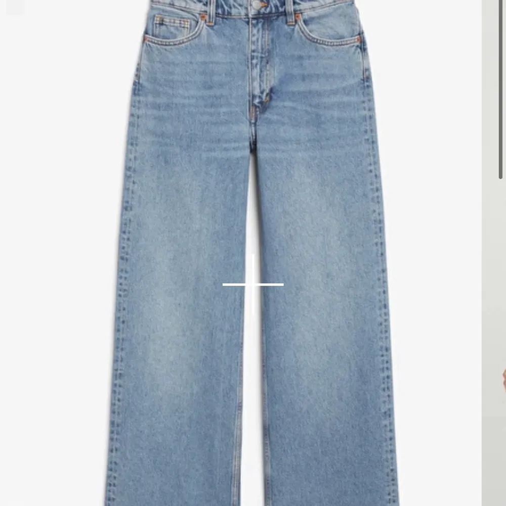 Knappt använda blå jeans från monki. St 24/34 och passar jättebra till någon som är 160-170cm. . Jeans & Byxor.