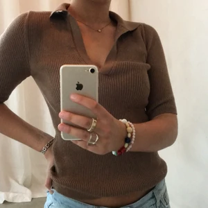 Brun blus - Säljer denna coola tröja från NA-KD som inte kommer till användning längre ☹️❤️ den är sjukt skön och stretchig!!  Buda i kommentarerna!! Startbud: 80kr