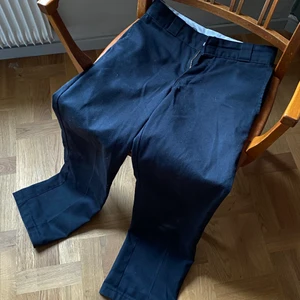 Dickies - Högmidjade svarta dickies. 874, regulator fit. Säljer då de blivit för små.. De är i bra kvalitet.