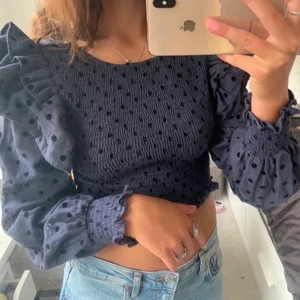 Zara topp🥰 - Säljer denna superfina zara topp, i helt nyskick då den helt enkelt inte kommit till användning för mig. Lånad bild så kom privat för fler bilder ❤️