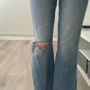Jeans - Jeans från zara! Klippt hålet själv💗